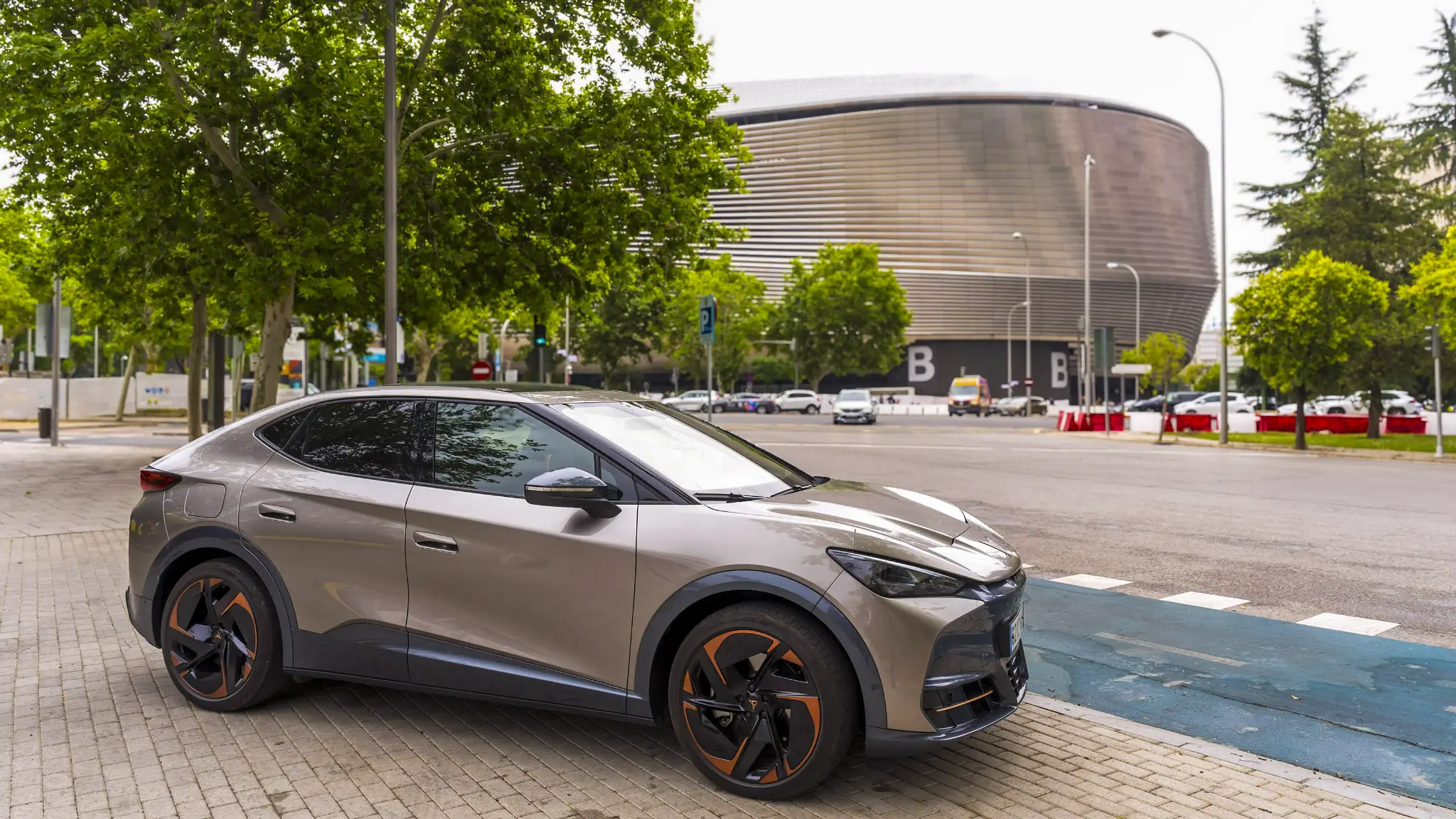 CUPRA Tavascan com Estádio Santiago Barnabéu ao fundo