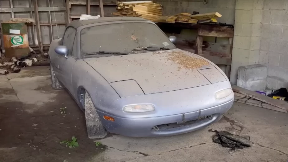 Mazda MX-5 abandonado celeiro