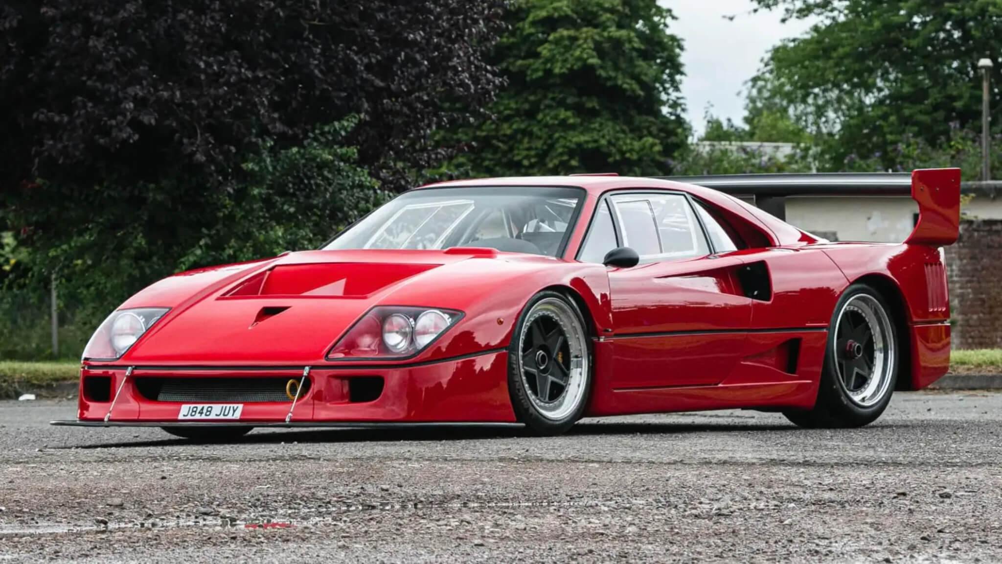 Este é o Ferrari F40 mais barato do mundo por causa do que está atrás do condutor