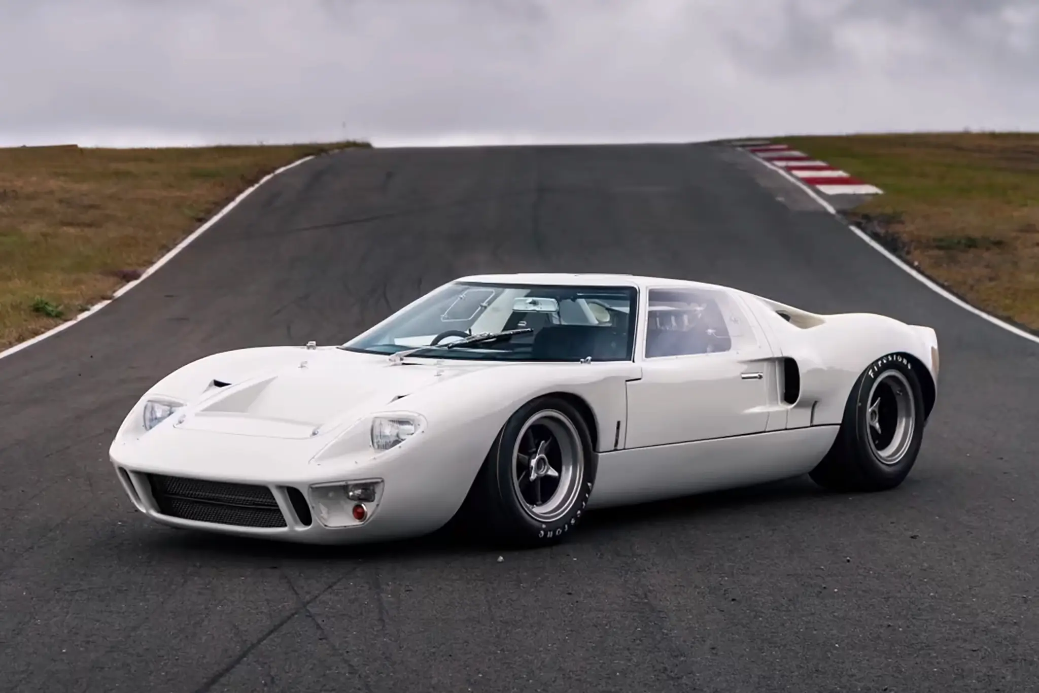 Ford GT40 Lightweight - 374 de frente