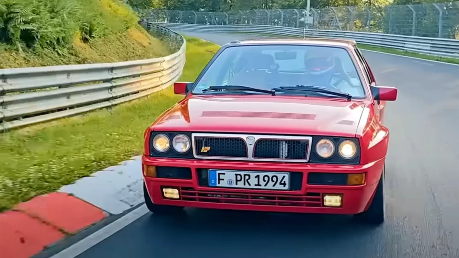 Lancia Delta Integrale de frente em pista