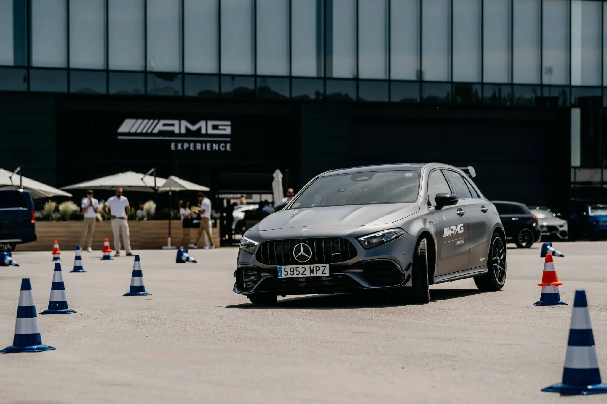 Mercedes-AMG A 45 S em circuito, frente