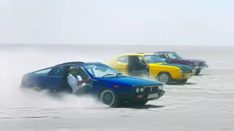 The Grand Tour - três carros a andar em areia