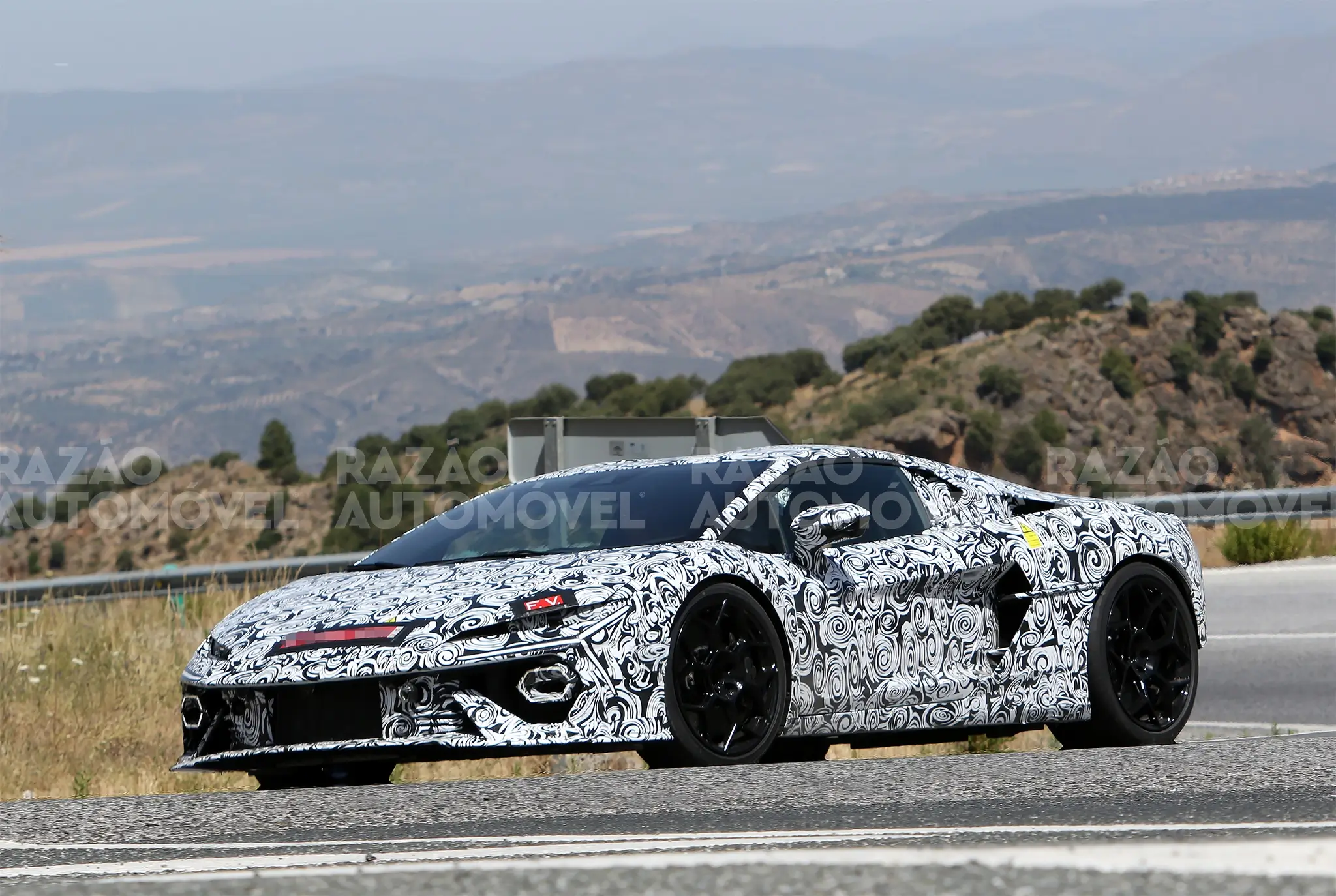 foto-espia Lamborghini Temerario, na estrada, frente 3/4