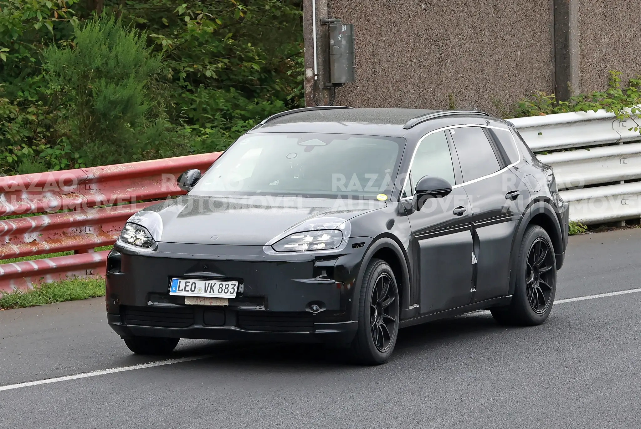 foto-espia, Porsche Cayenne elétrico em circuito, frente 3/4