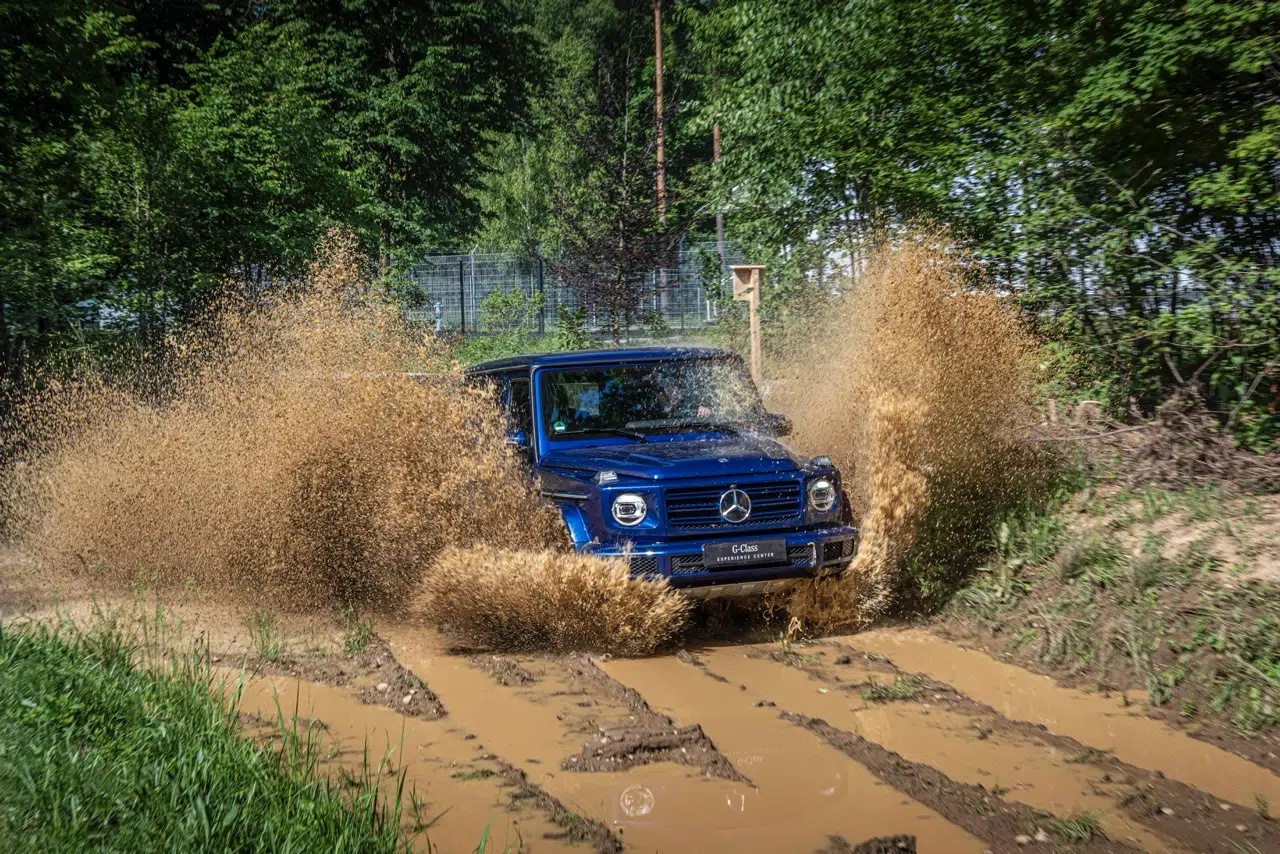 Mercedes-Benz Classe G a passar por zona de lama