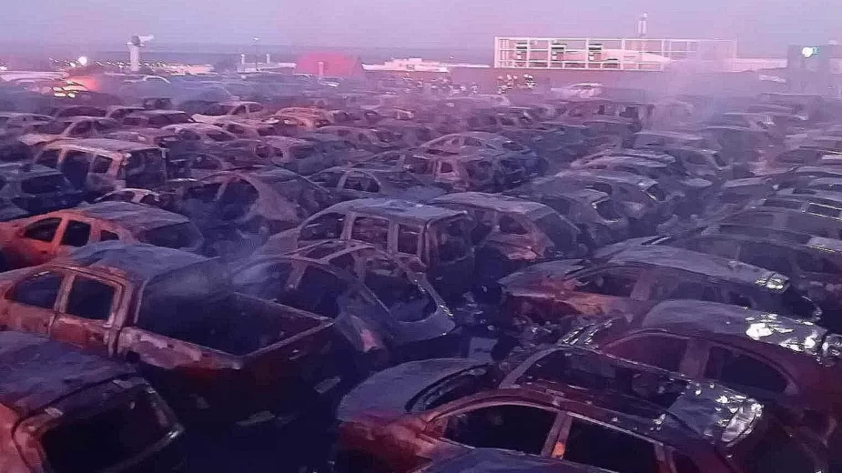 Carros destruídos pelo fogo