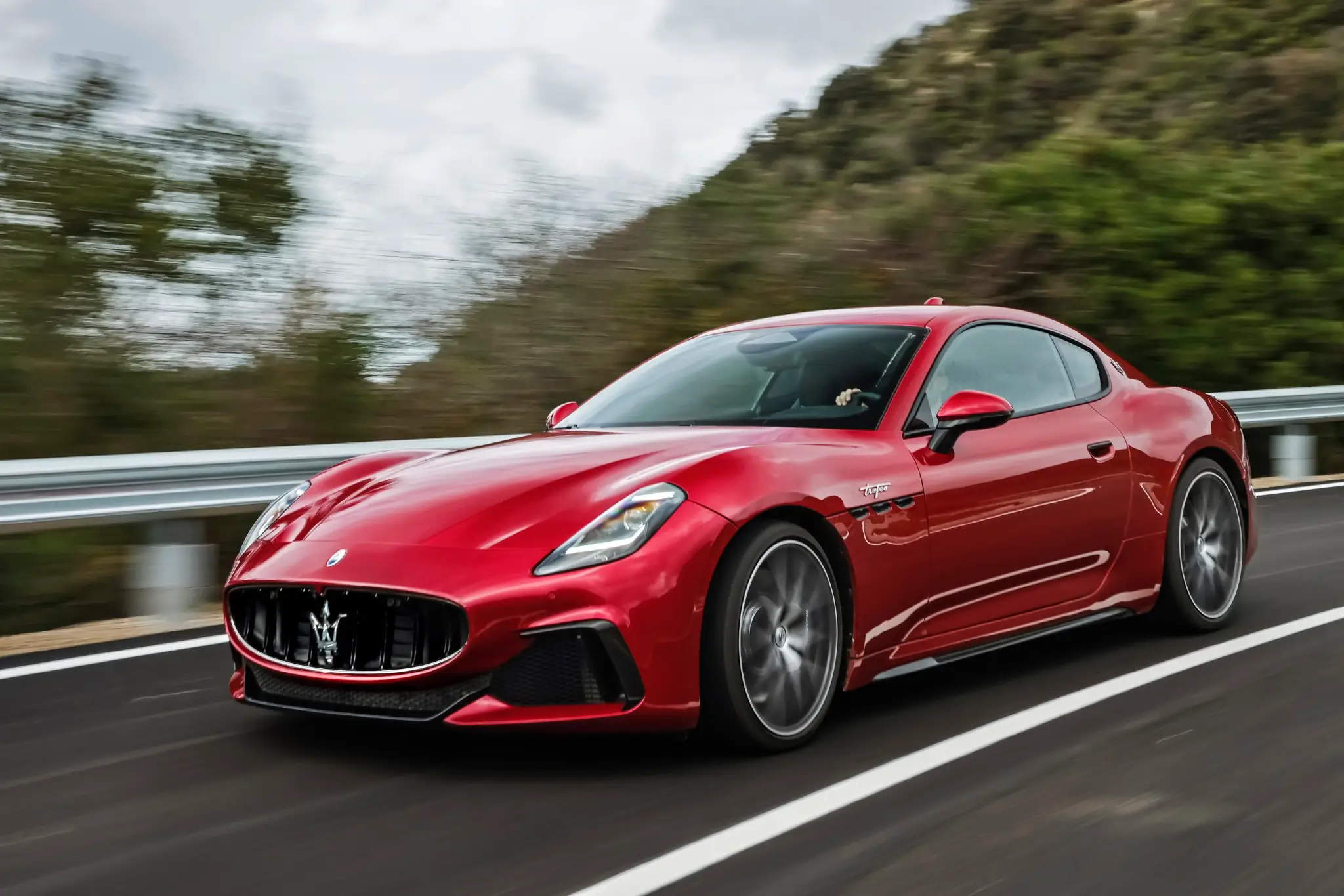 Maserati GranTurismo na estrada, frente 3/4