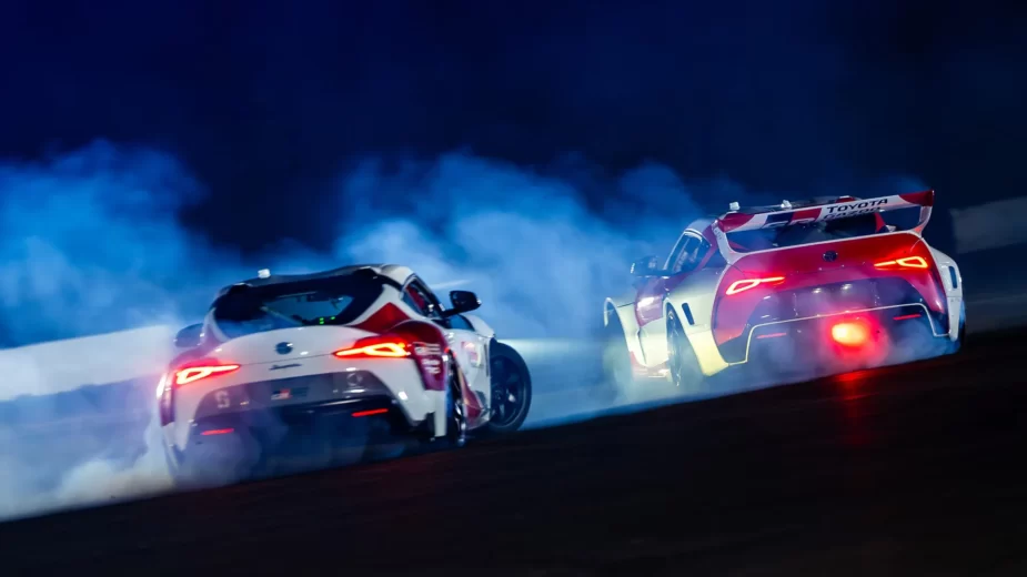 Dois Toyota GR Supra em drift