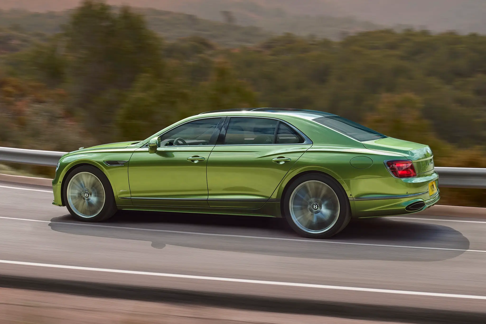 Bentley Flying Spur - vista lateral em andamento