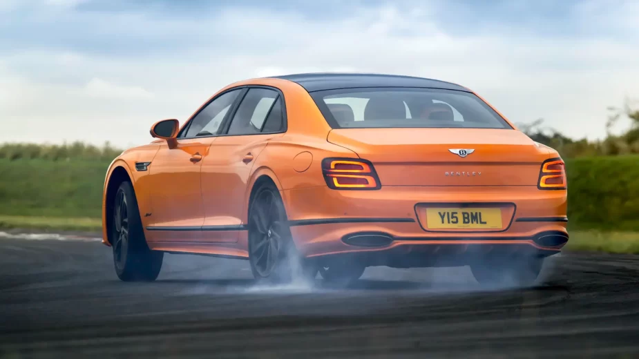 Bentley Flying Spur - 3/4 de traseira em drift