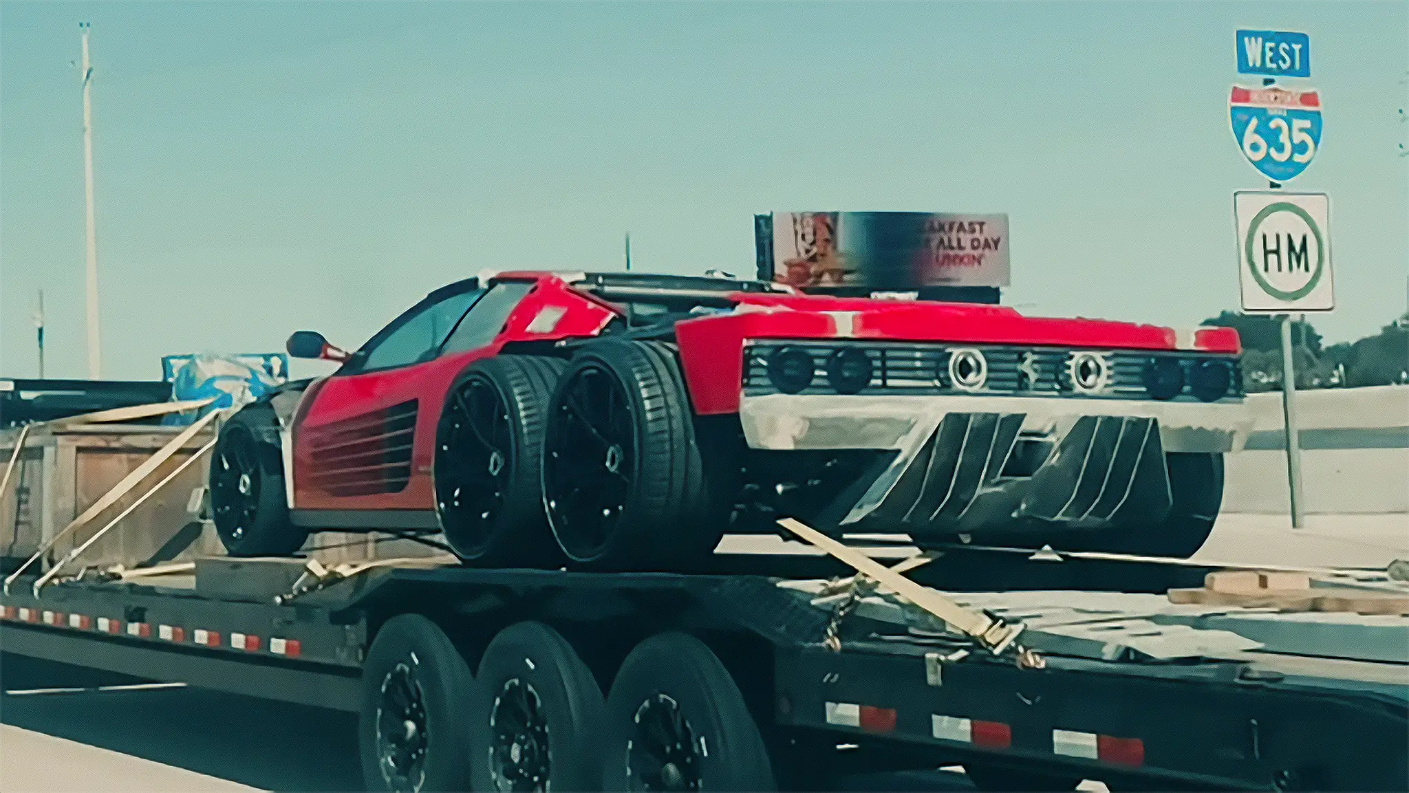 Não é engano. Está mesmo a ver um Ferrari Testarossa 6×6