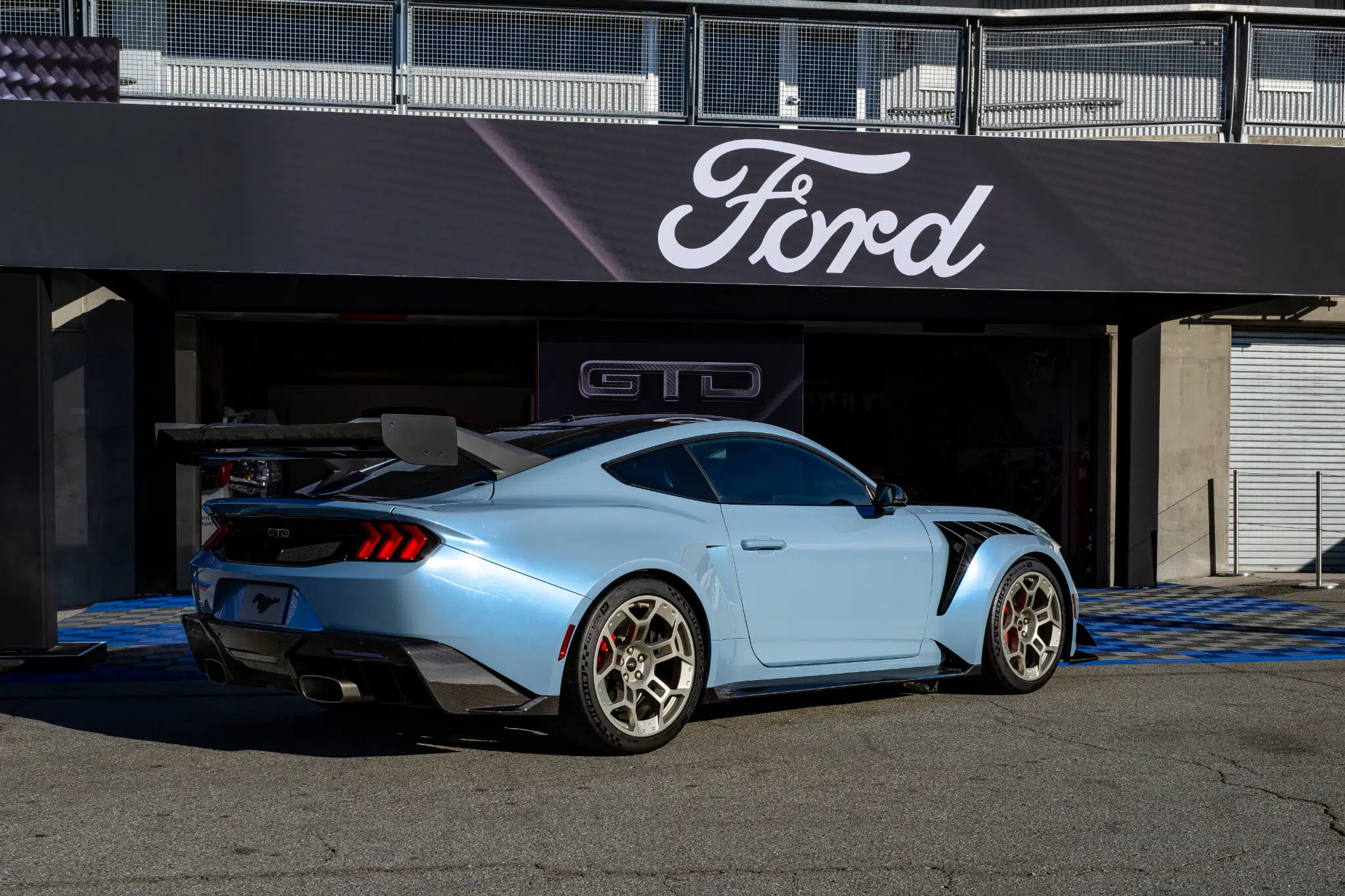 Ford Mustang GTD traseira