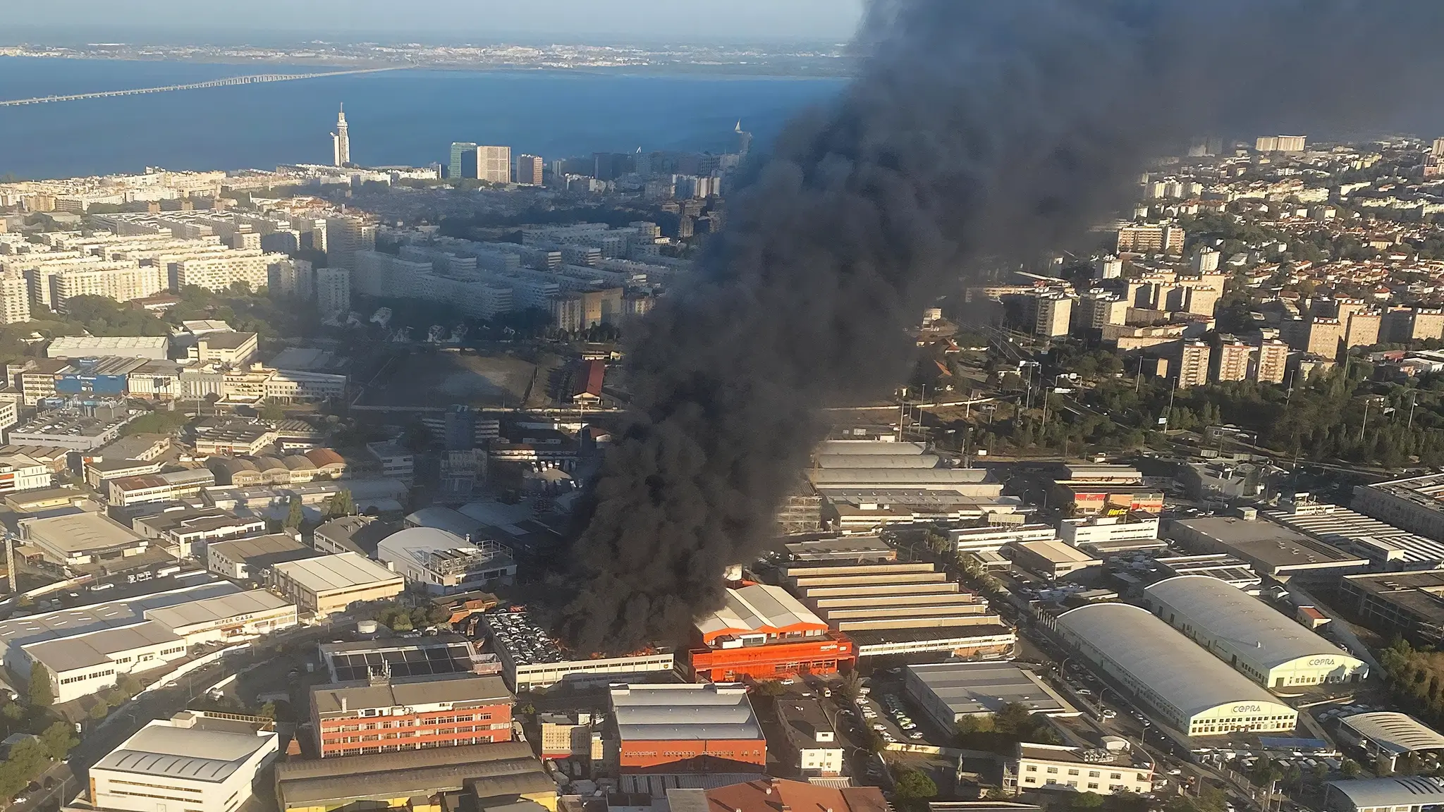 Incêndio do Prior Velho visto de um avião