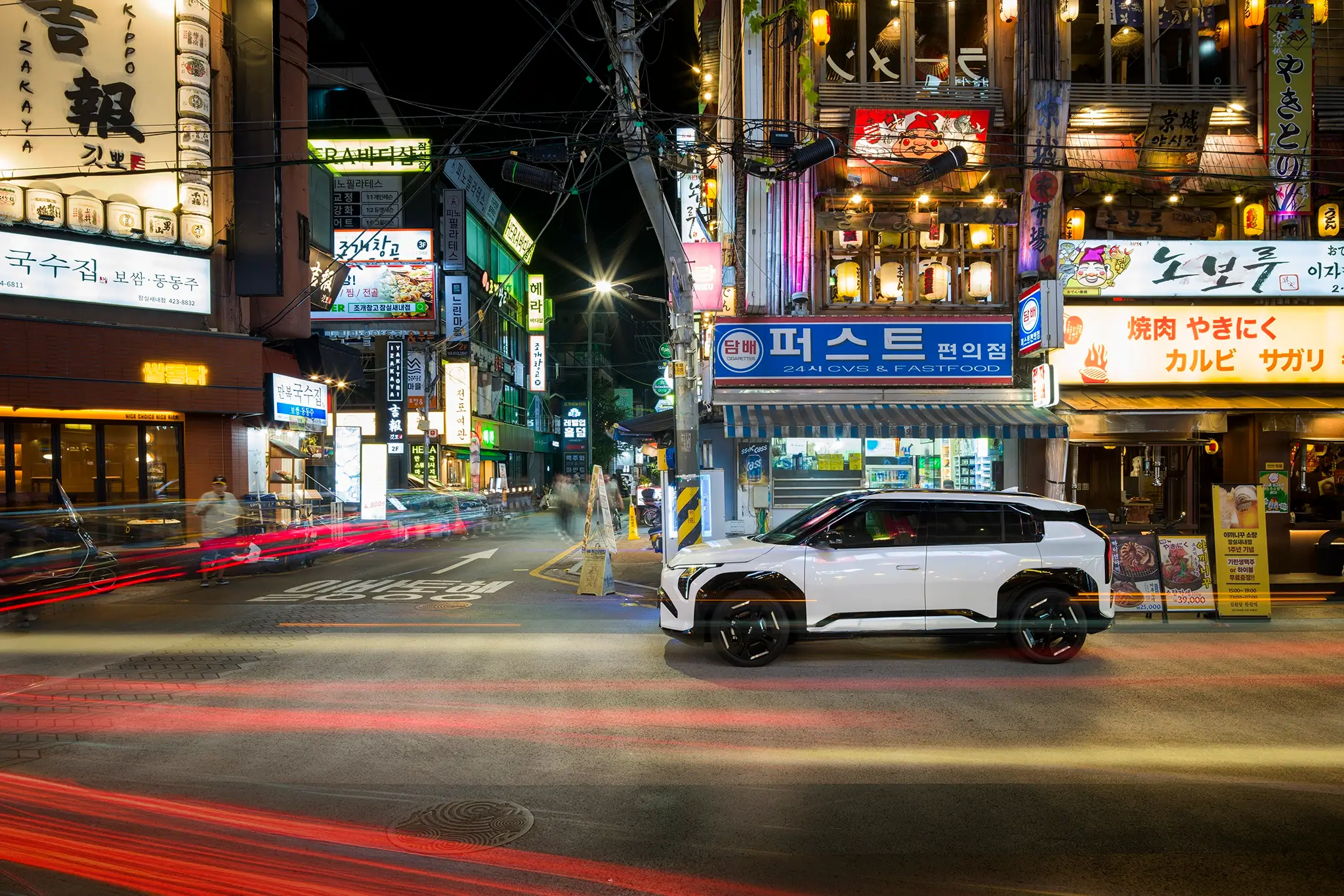 Kia EV3 - à noite em Seoul - lateral