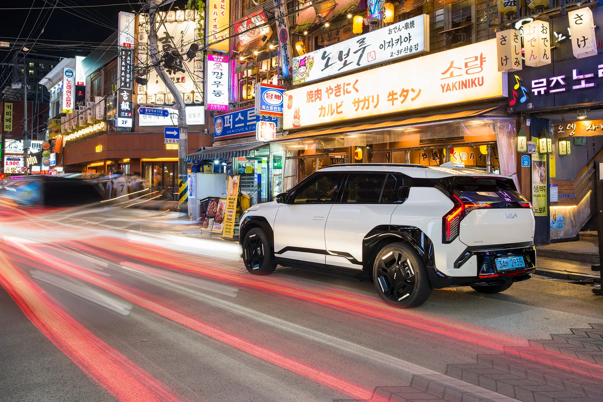 Kia EV3 - à noite em Seoul - traseira