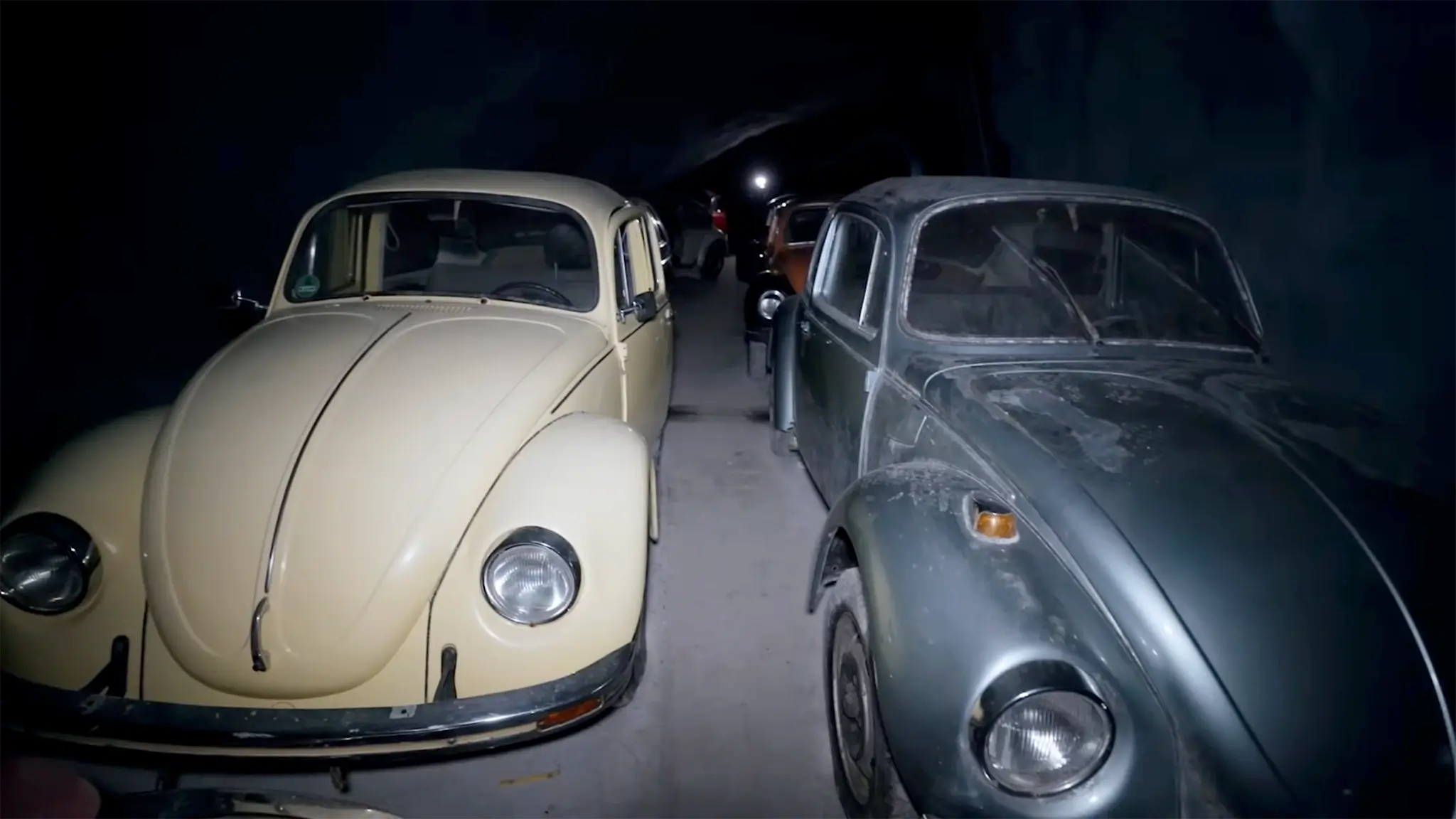 Mina de Volkswagen na Suíça - dois Beetle antigos