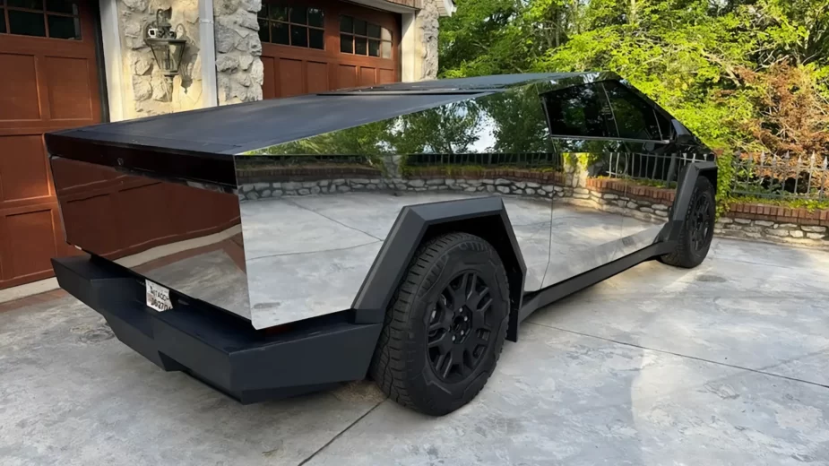 Tesla Cybertruck com painéis da carroçaria polidos