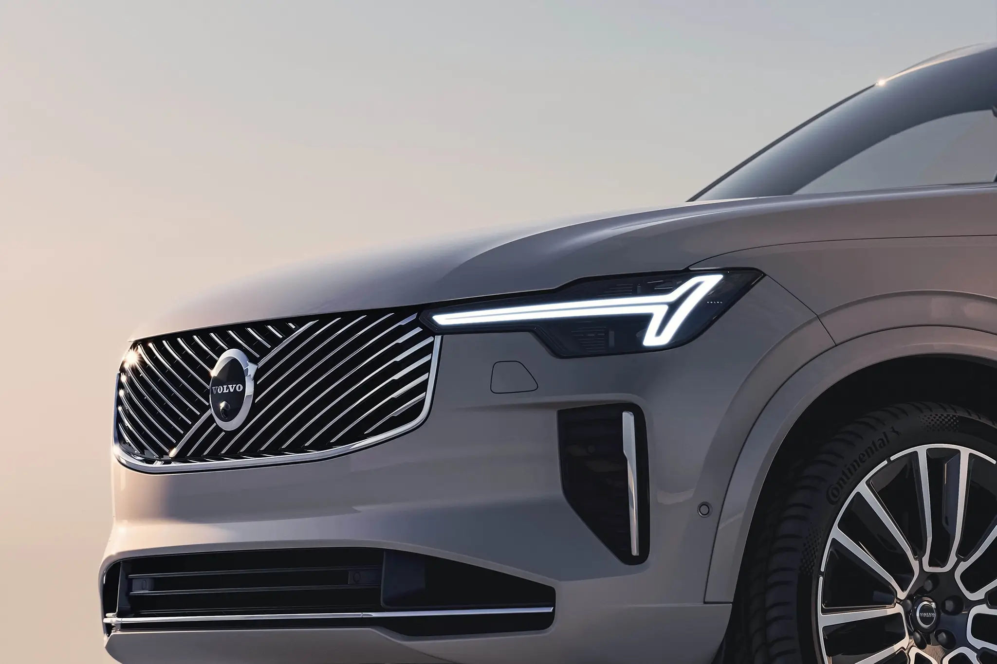 Volvo XC90 - detalhe da dianteira