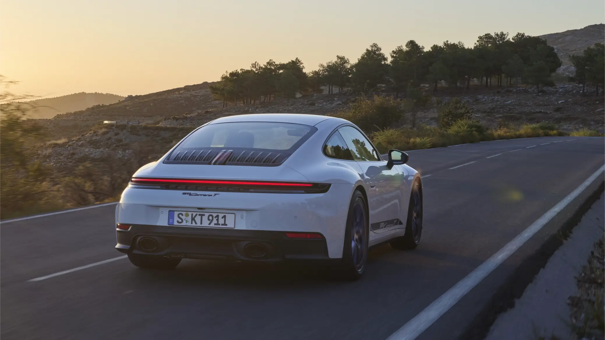 Porsche 911 Carrera T coupé traseira 3/4