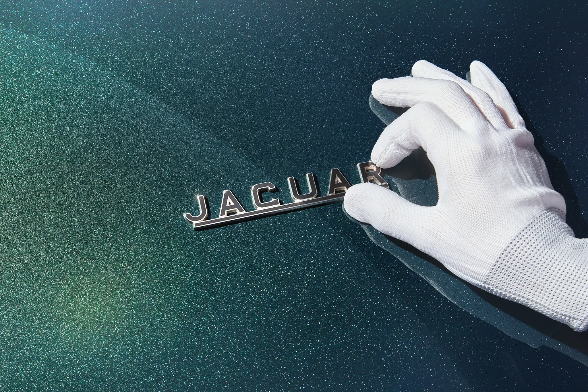 Jaguar E-Type - logótipo da marca na tampa da bagageira