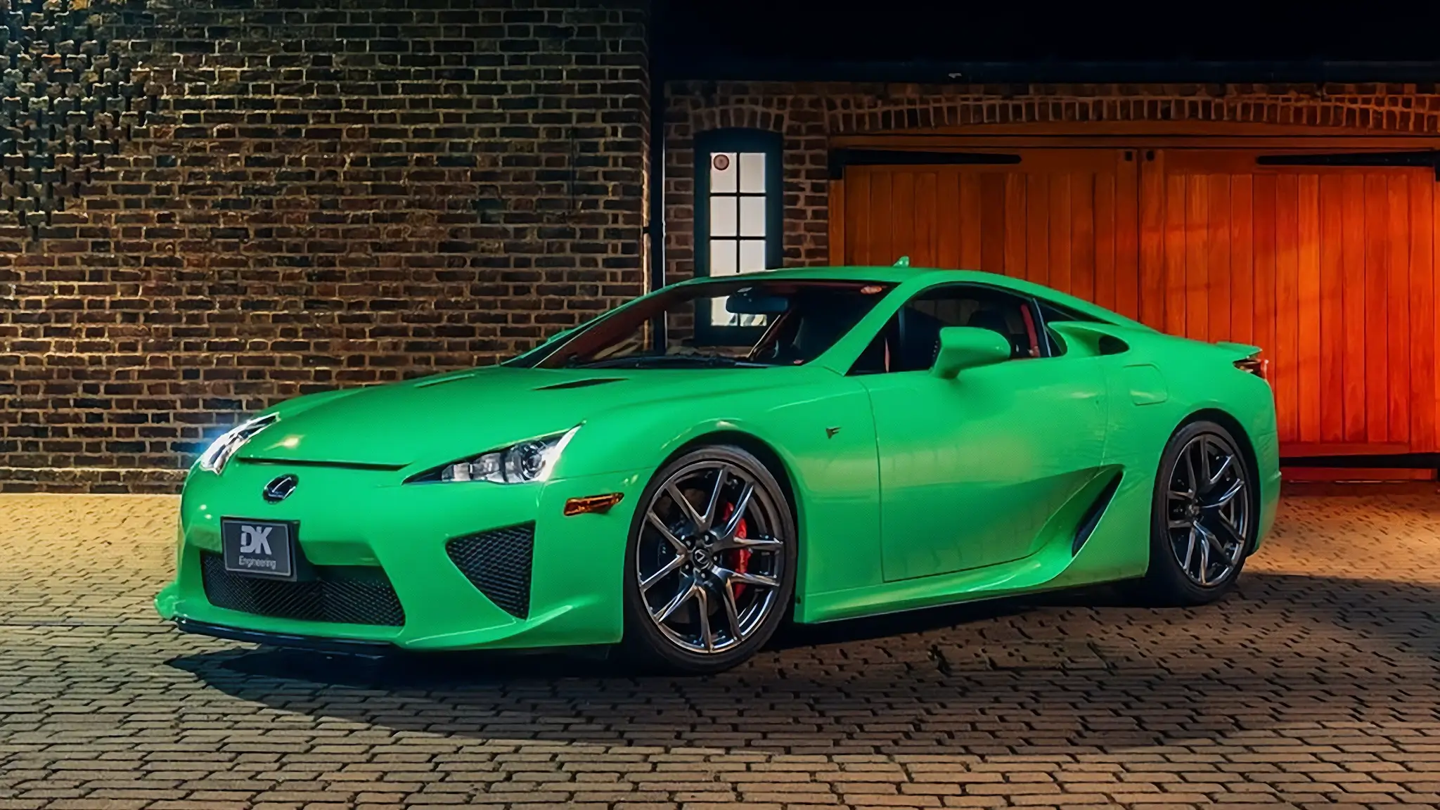 É caso para dizer que teríamos um Lexus LFA mesmo sendo verde fluorescente