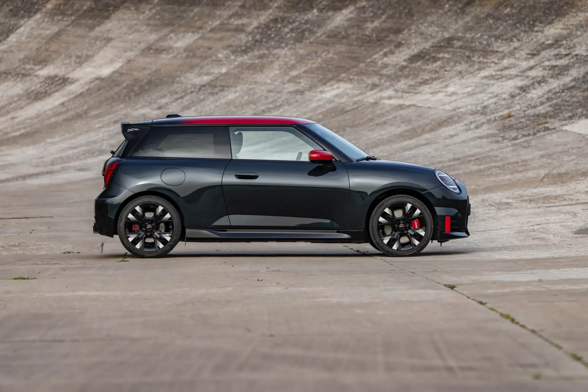 MINI JCW Electric 2024 perfil