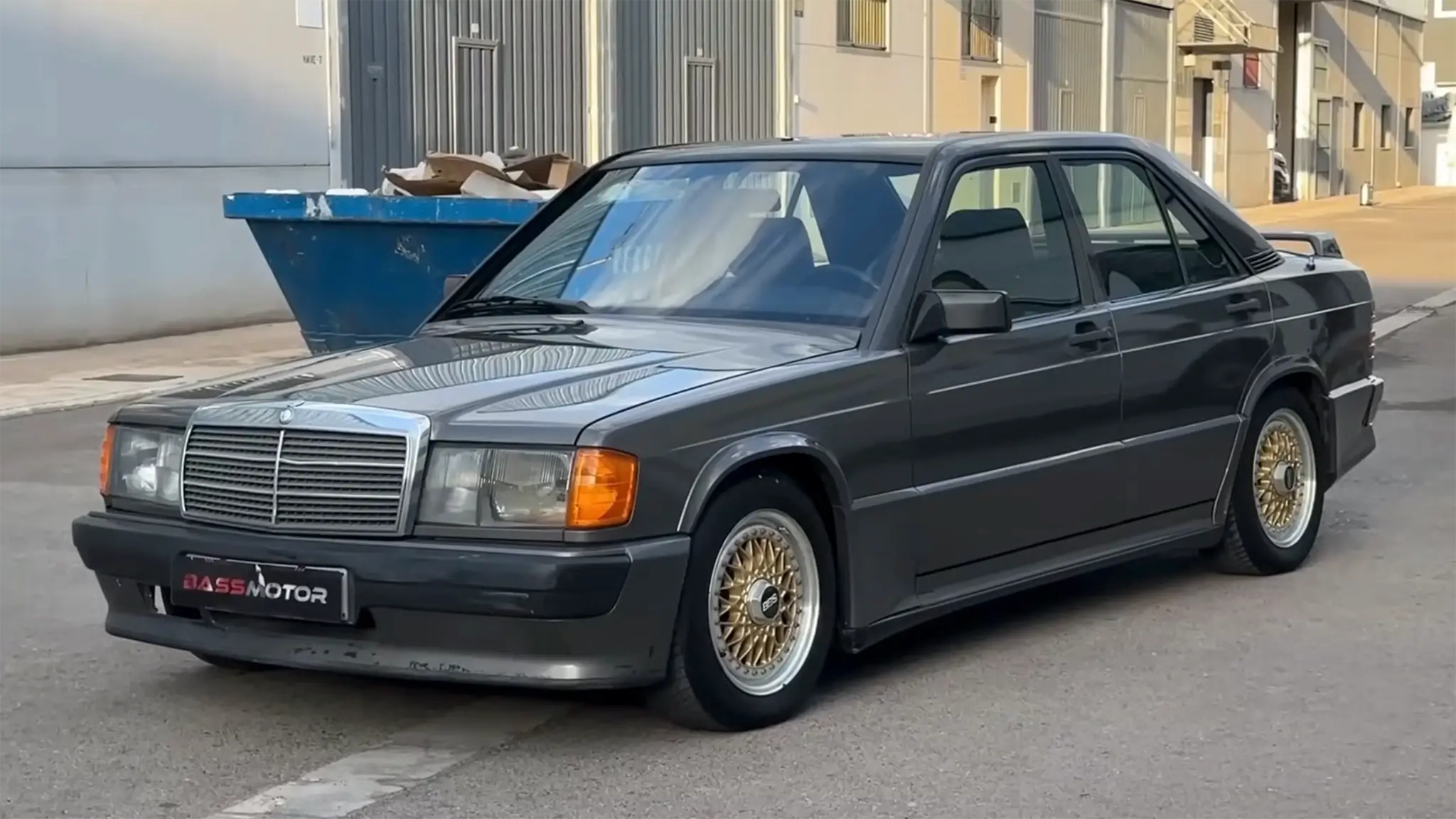 Mercedes-Benz 190 E - 3/4 de frente