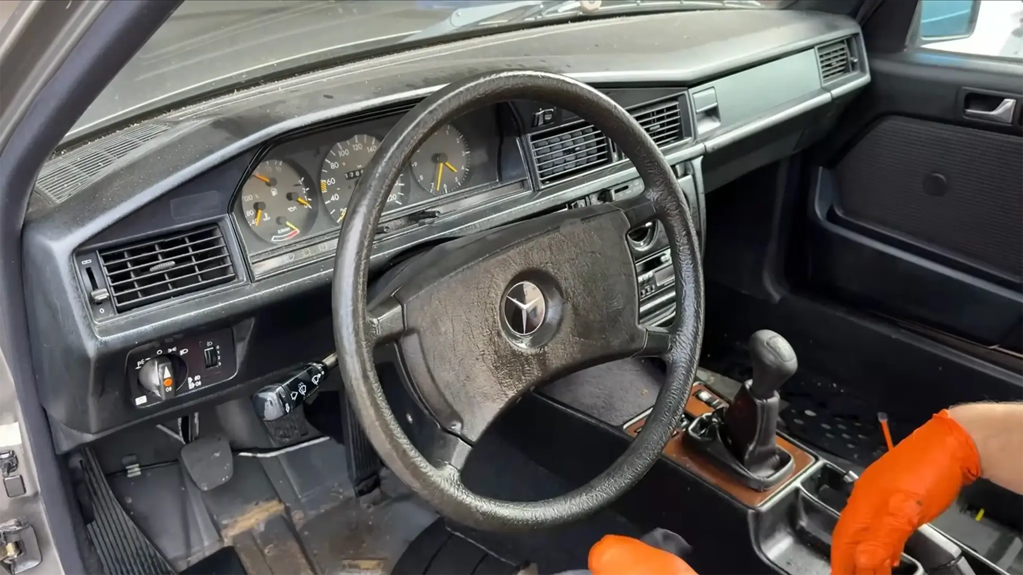 Mercedes-Benz 190 E - interior