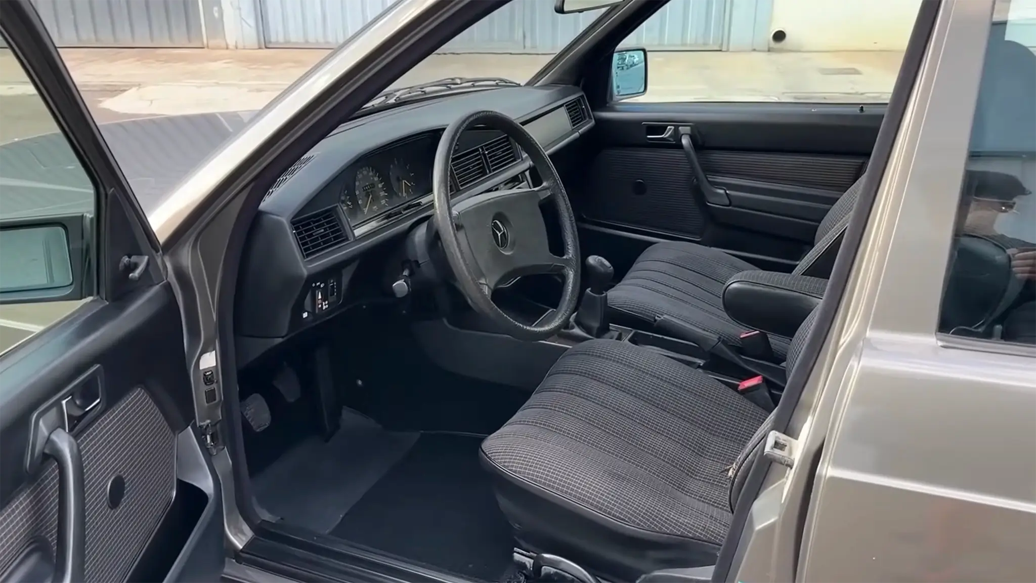 Mercedes-Benz 190 E - interior