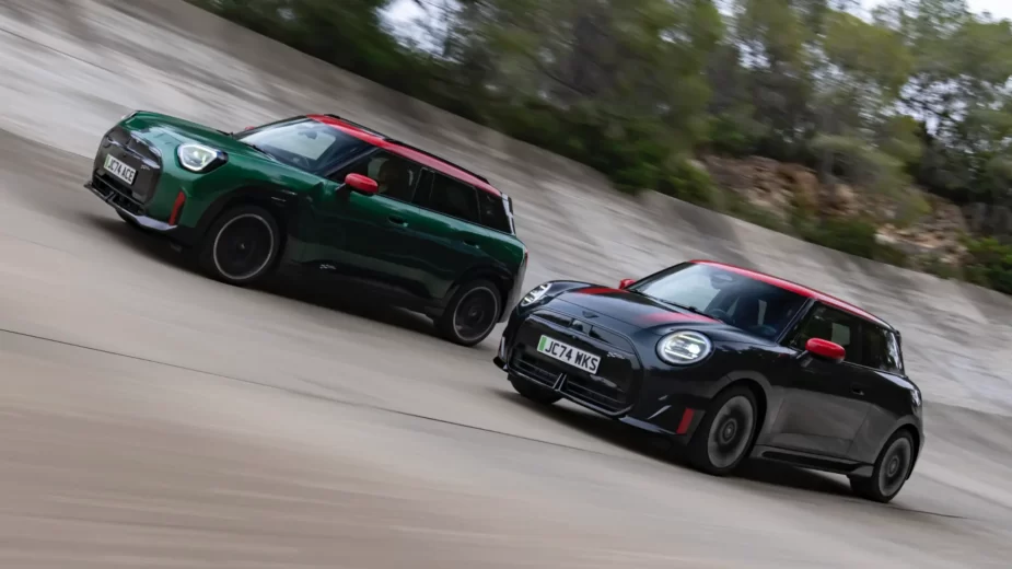 Mini JCW Aceman e Mini JCW Electric em circuito oval