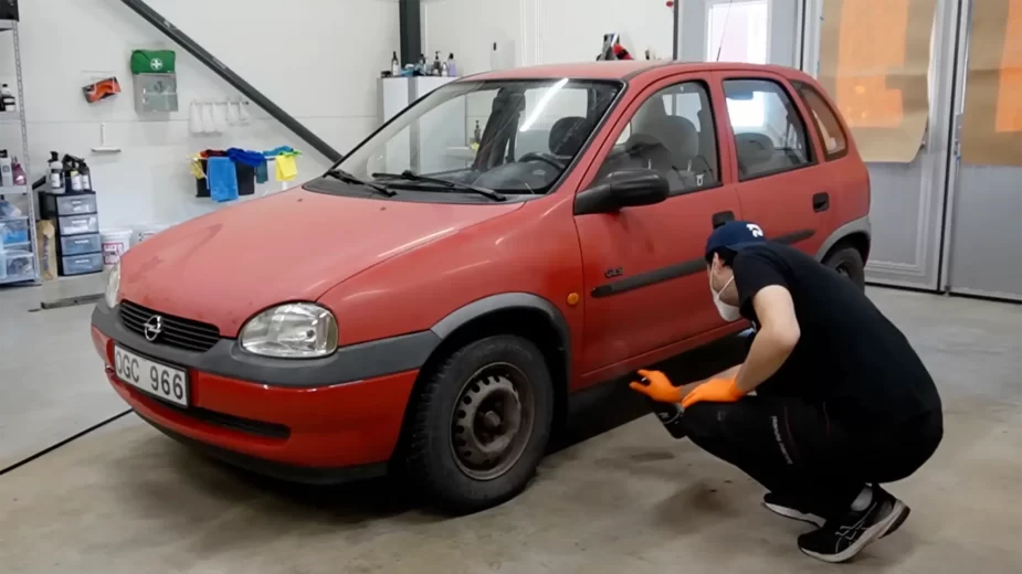 Opel Corsa detalhe - 3/4 de frente antes