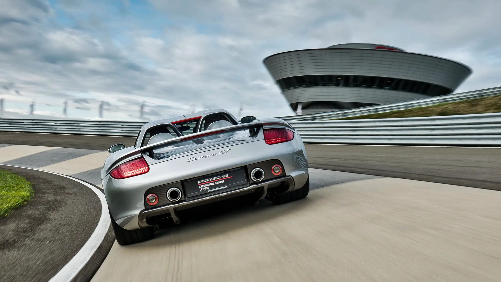 Porsche Carrera GT na pista de testes de Leipzig - traseira