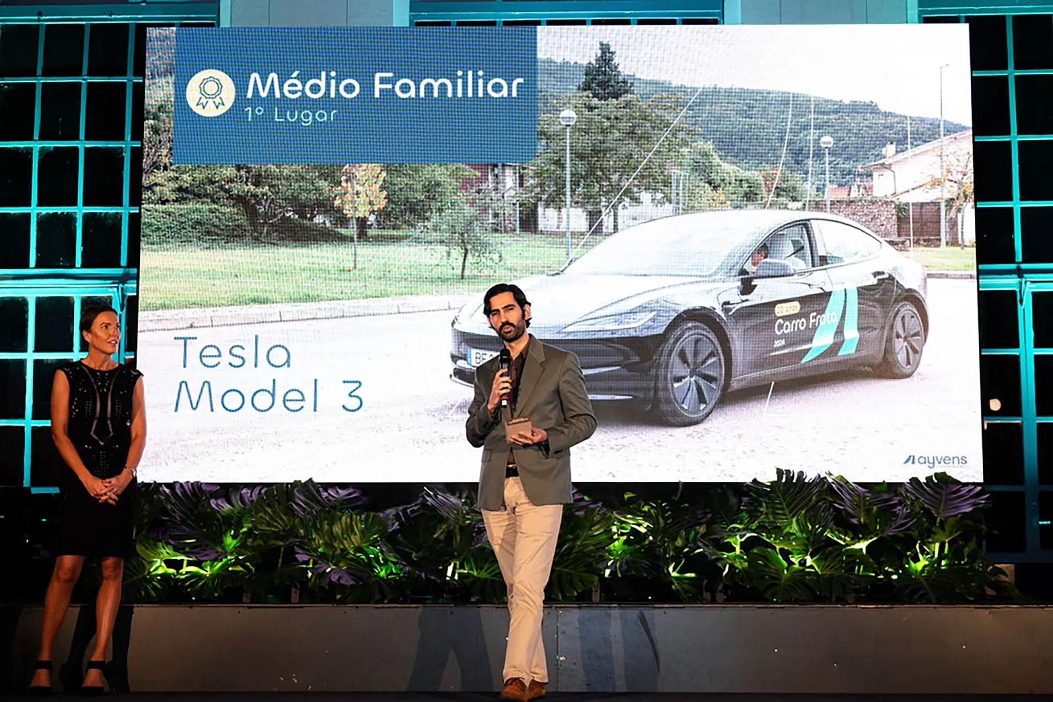 Médio Familiar - Tesla Model 3