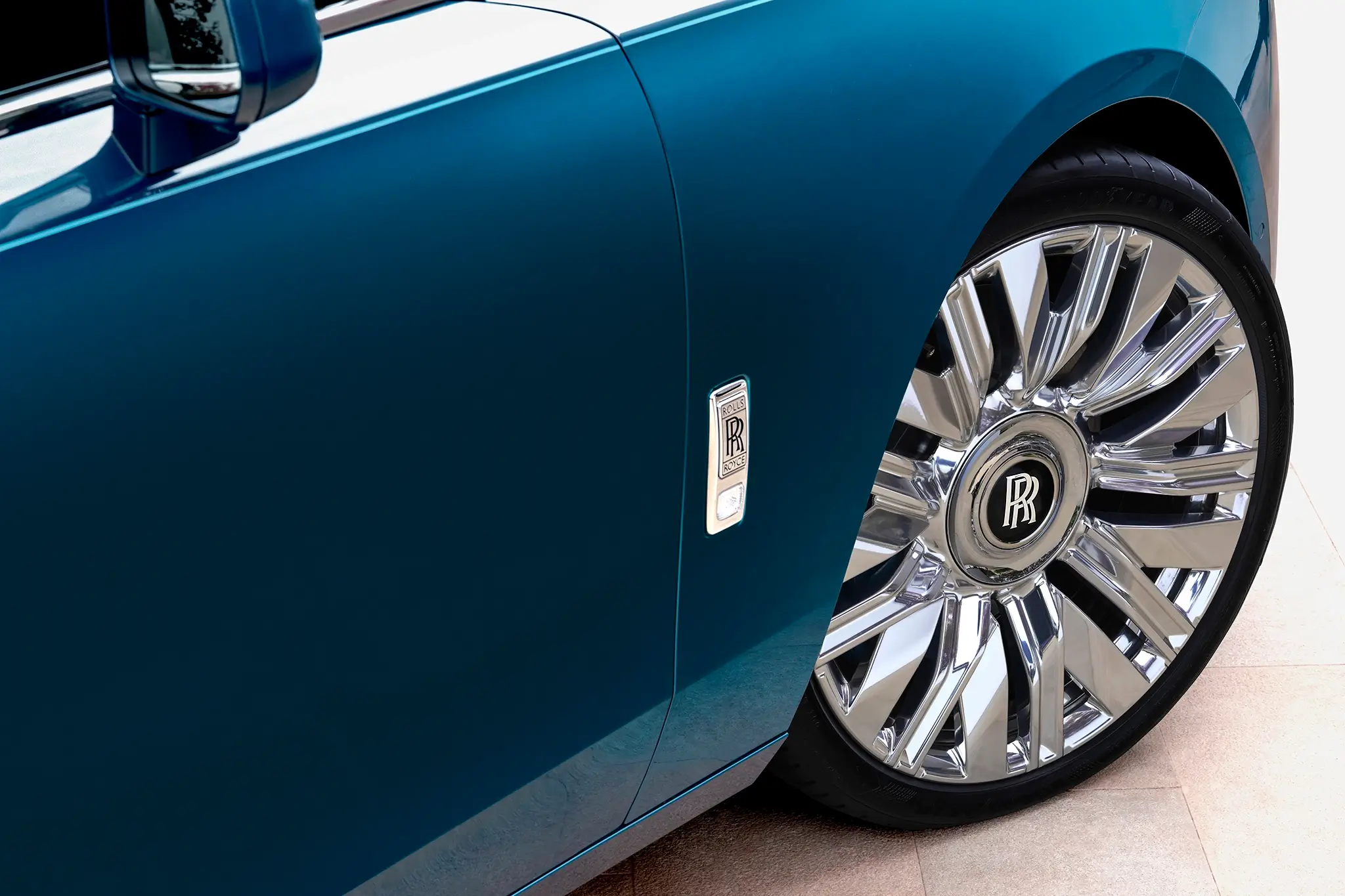 Rolls-Royce Ghost - detalhe do logo e da jante