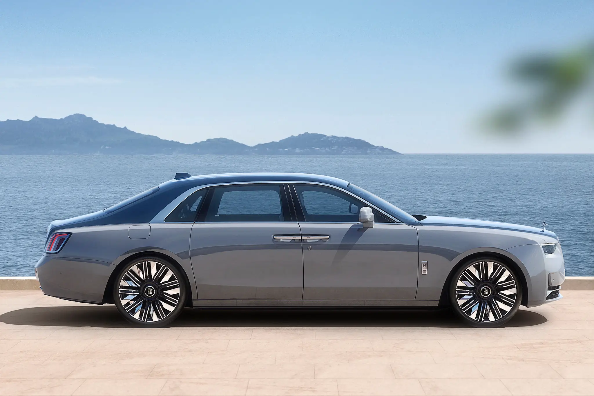 Rolls-Royce Ghost LWB - vista lateral