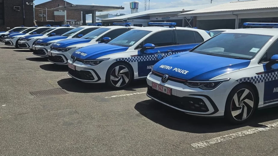 Vários Volkswagen Golf GTI da polícia, estacionados