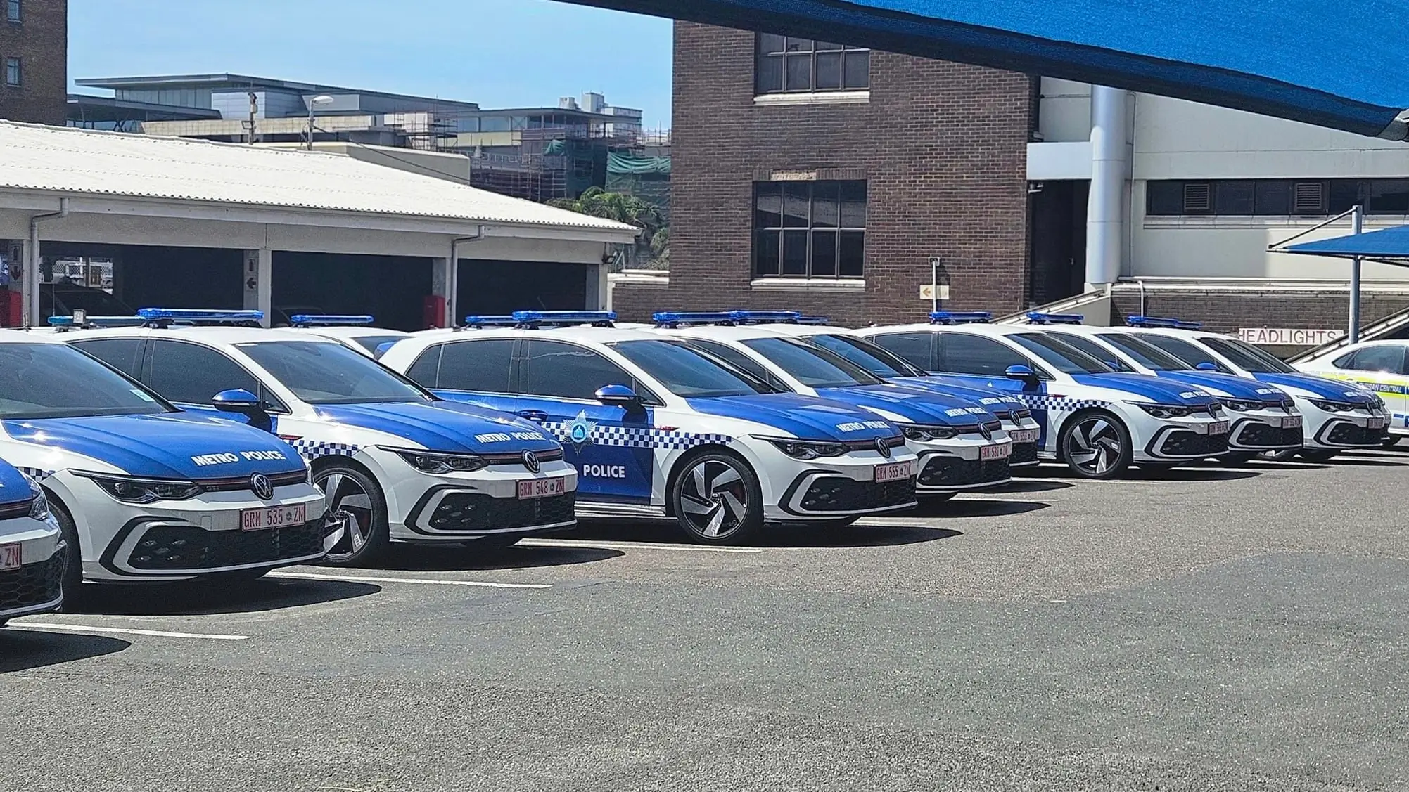 Vários Volkswagen Golf GTI da polícia, estacionados