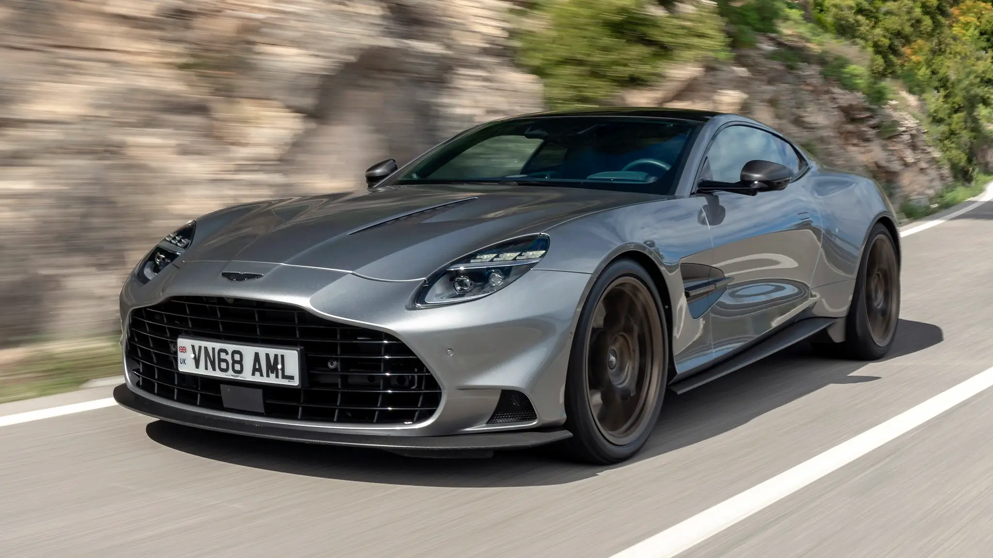 V12 ao natural. Novo Aston Martin Vanquish aponta ao Ferrari 12Cilindri