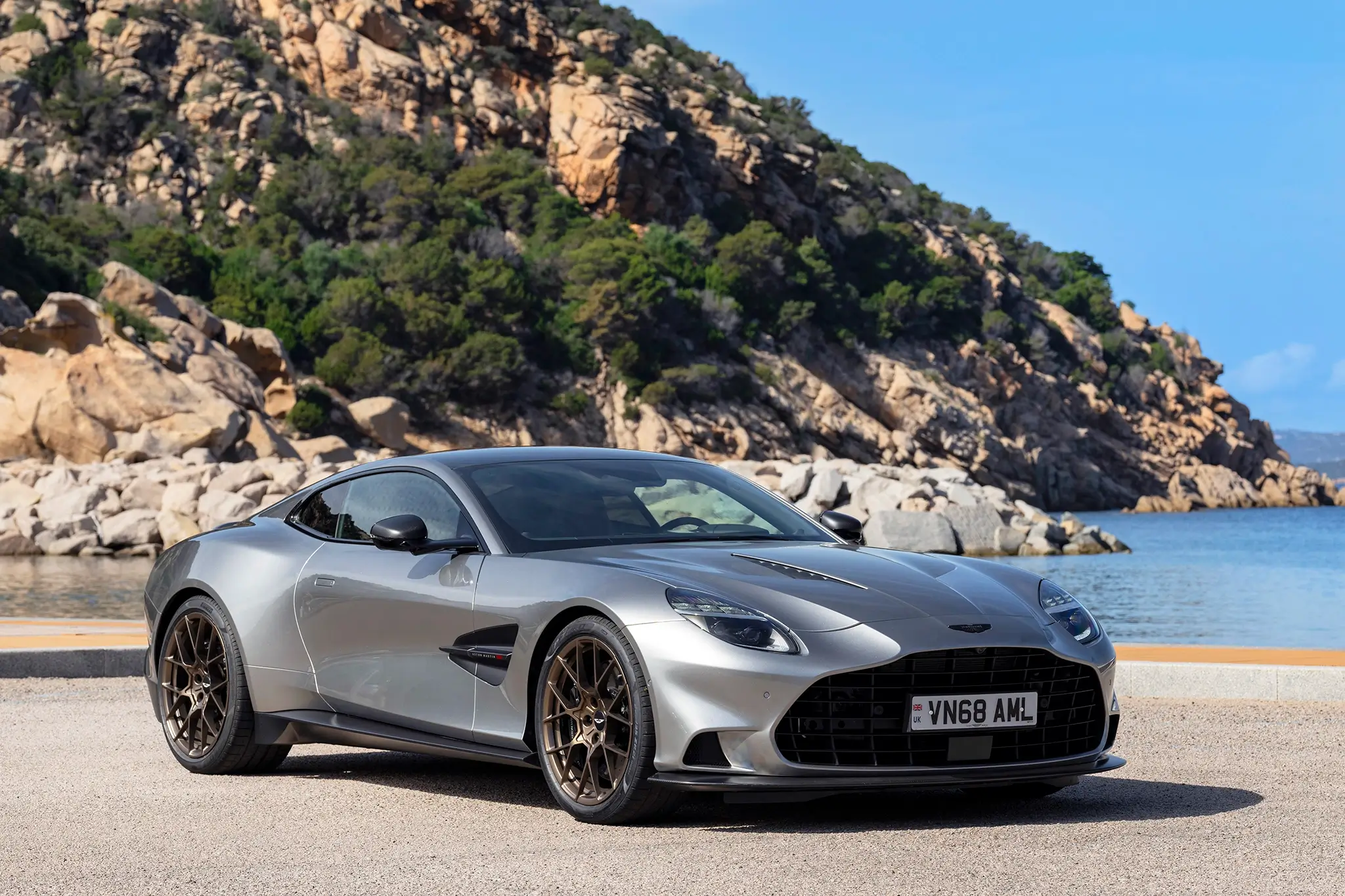 Aston Martin Vanquish - 3/ de frente