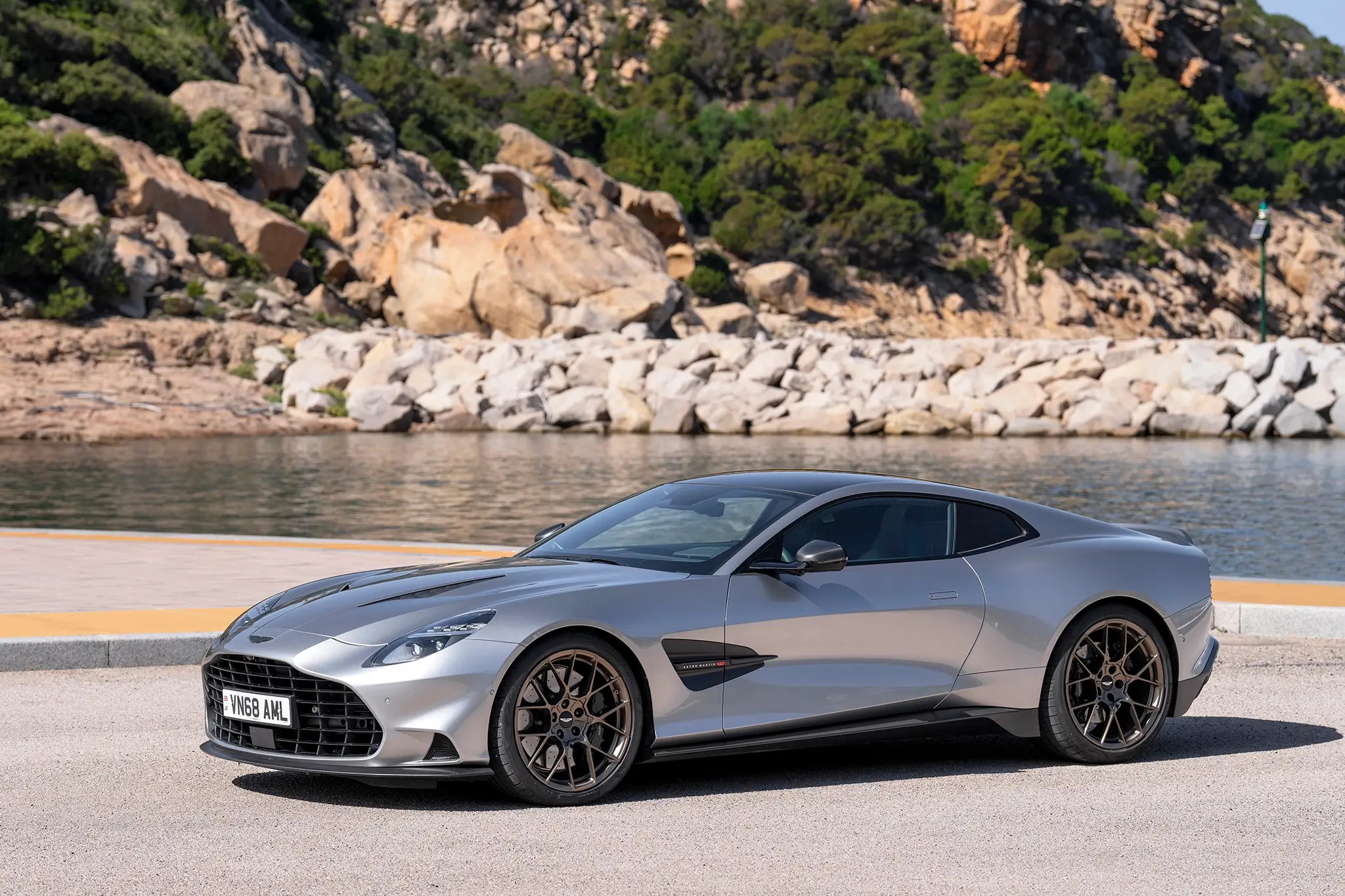 Aston Martin Vanquish - lateral de frente