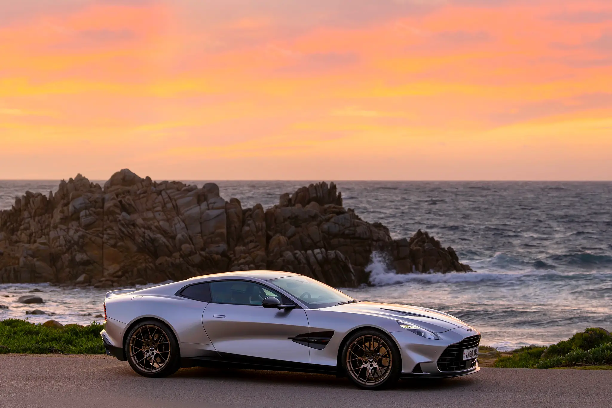 Aston Martin Vanquish - vista lateral com pôr do sol