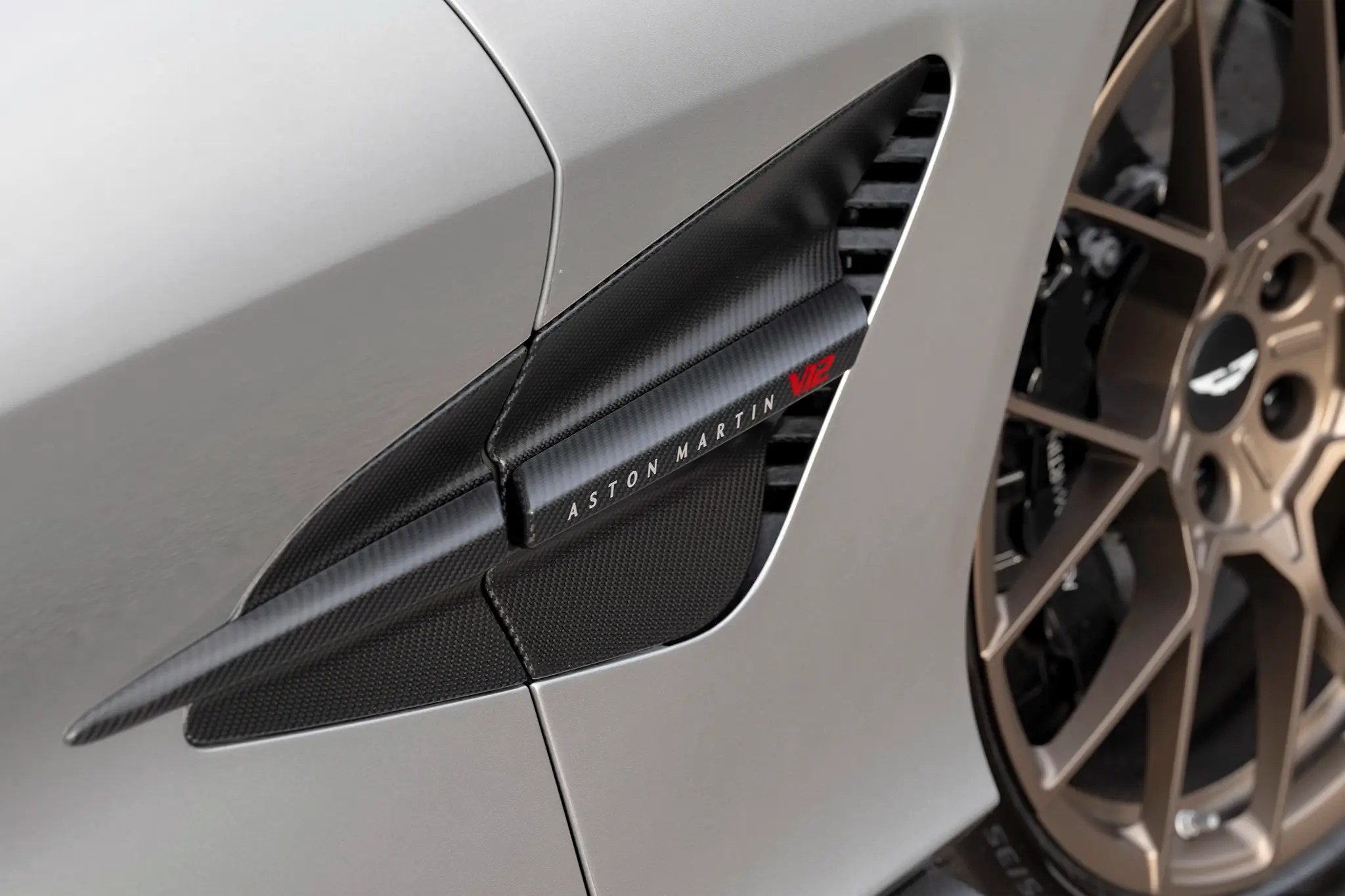 Aston Martin Vanquish - detalhe da lateral