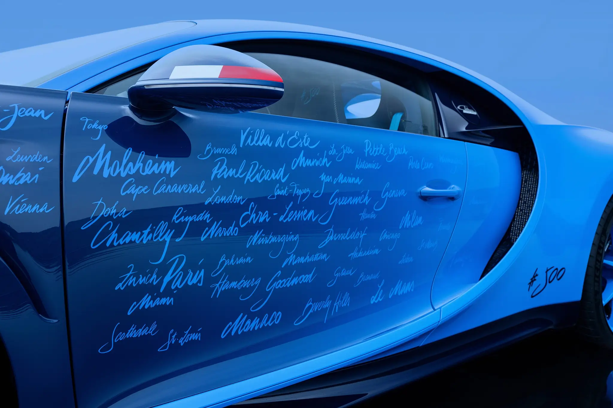 Detalhe da porta do Bugatti Chiron L'Ultime