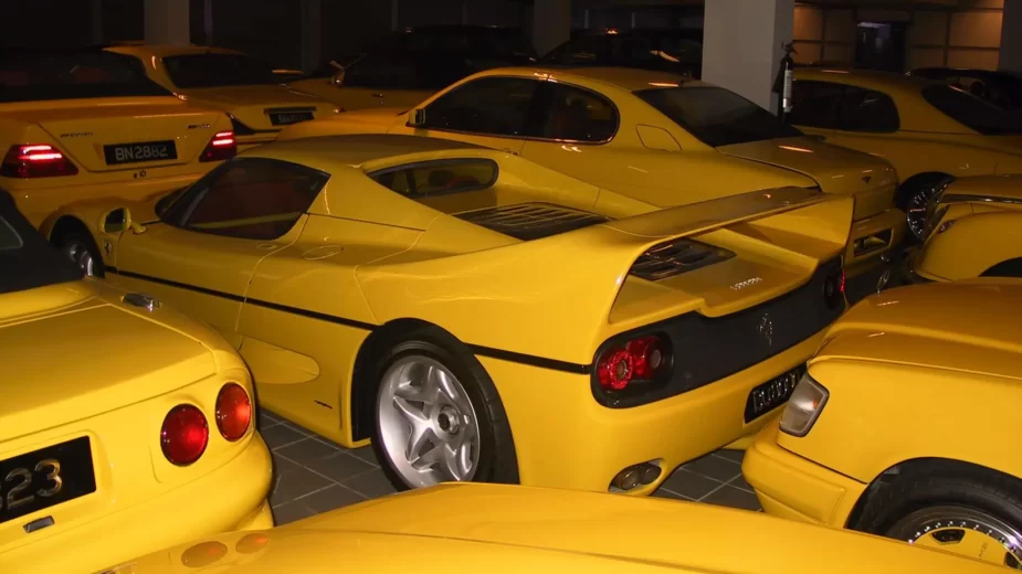 Vários carros amarelos, com Ferrari F50 em destaque