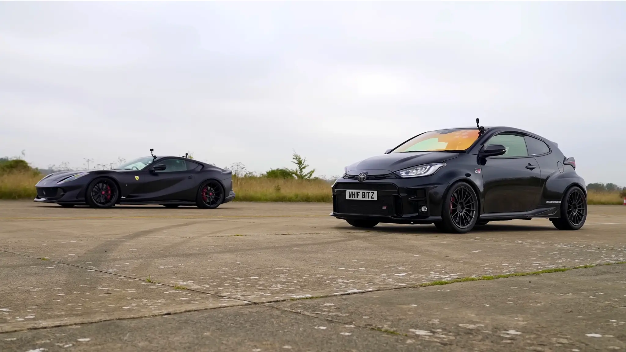 Ferrari V12 vs GR Yaris - arranque