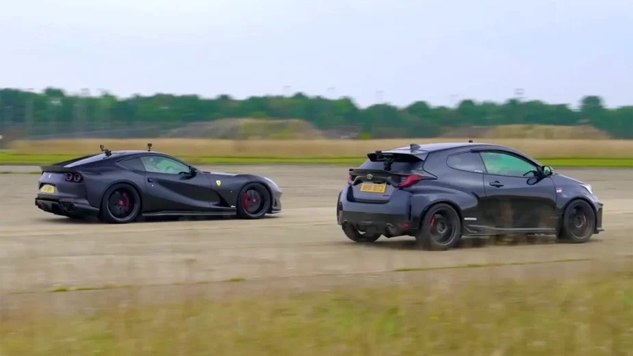 Ferrari V12 vs GR Yaris - dois modelos