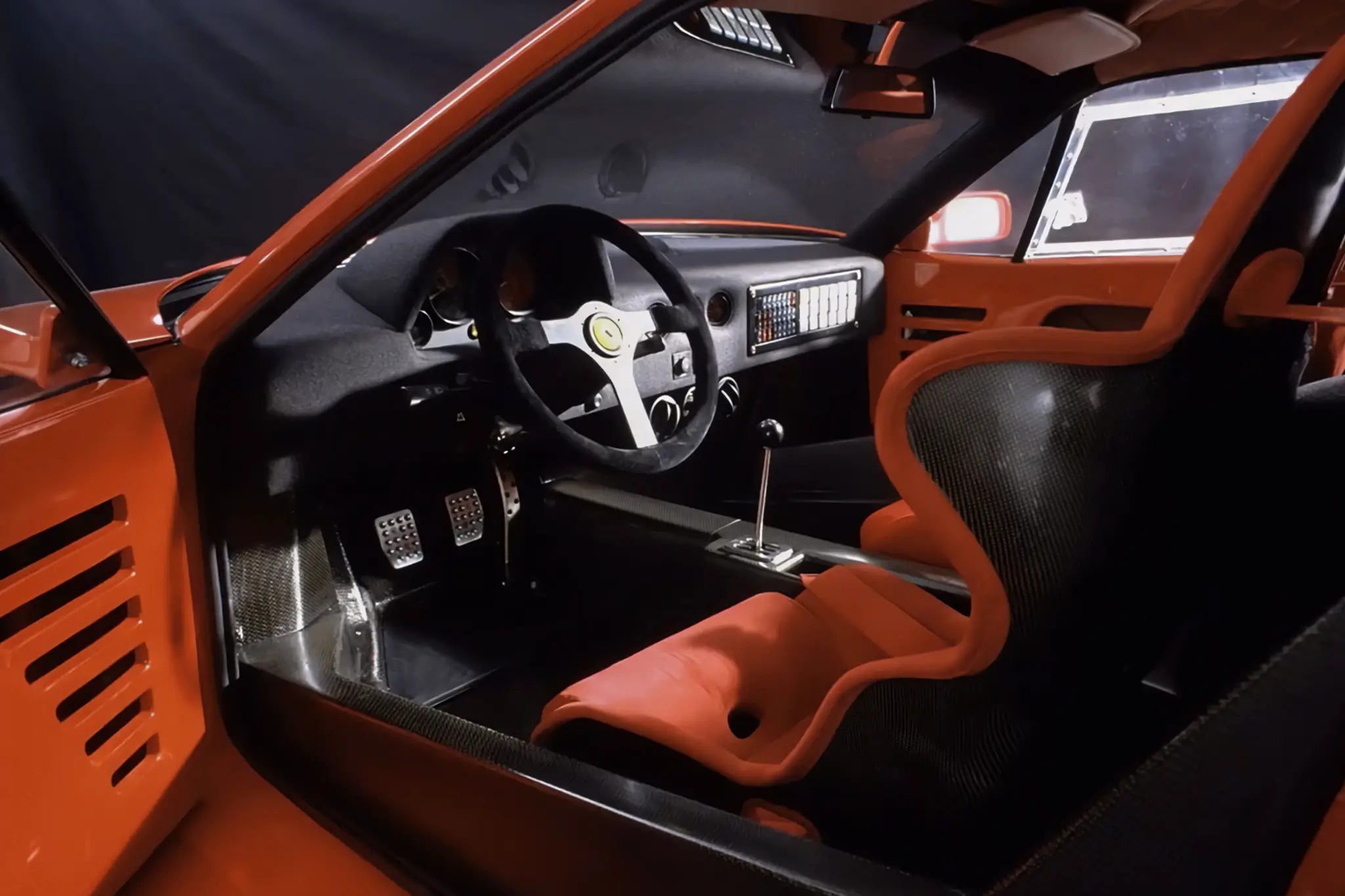 Ferrari F40 - interior