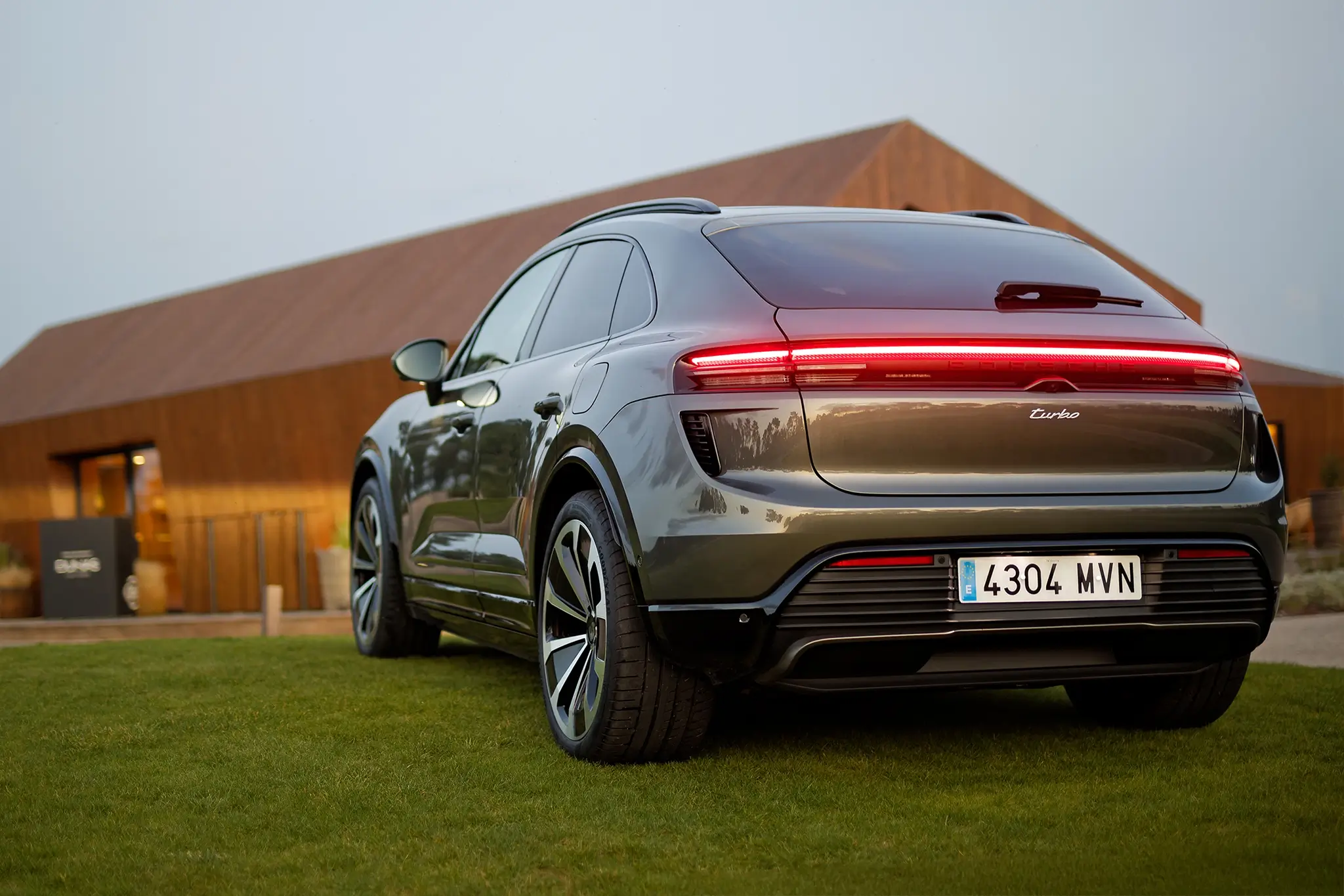 Porsche Macan Turbo - 374 de traseira