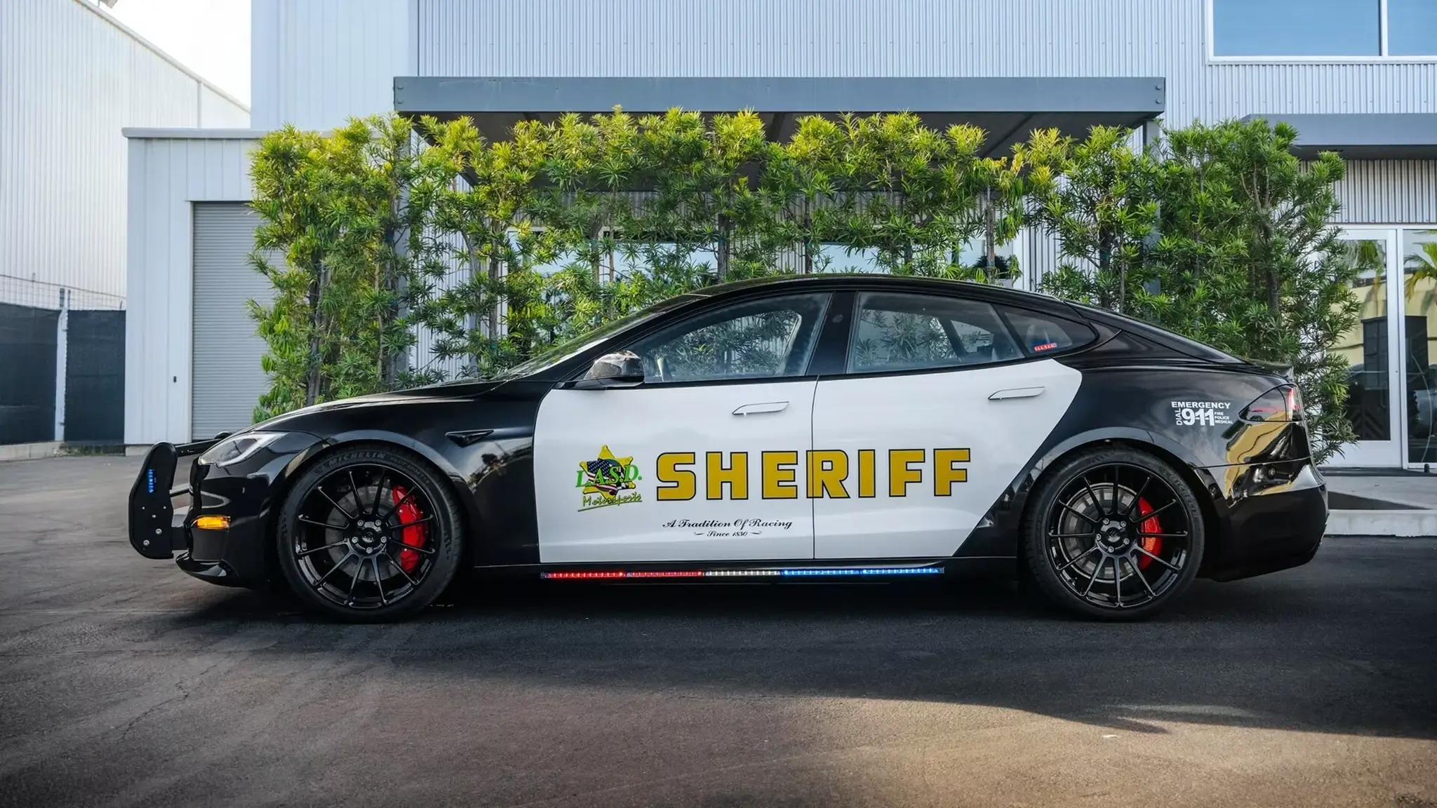 Tesla Model S Plaid Police - lateral